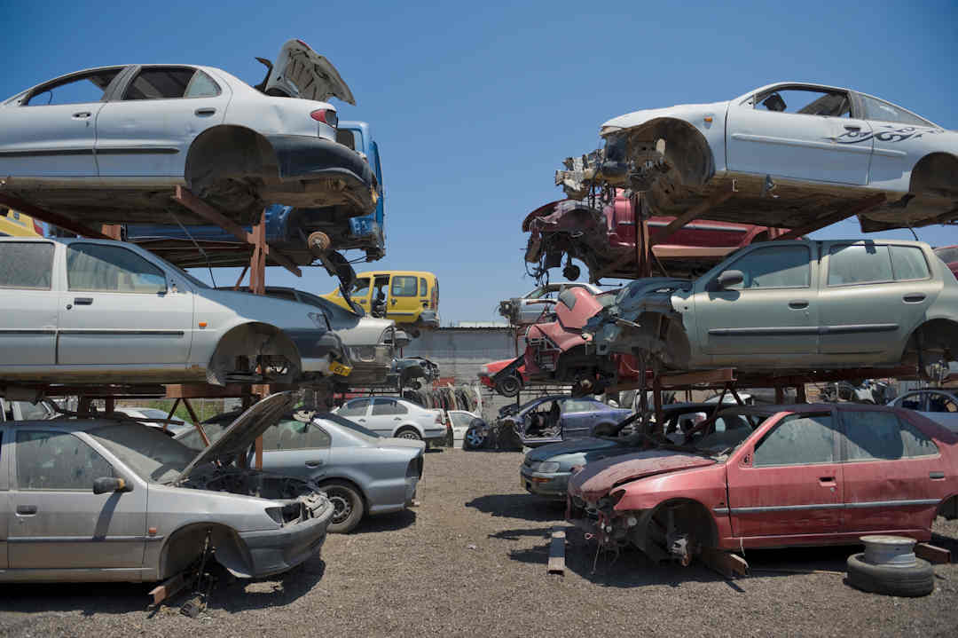 coches apilados en yonke