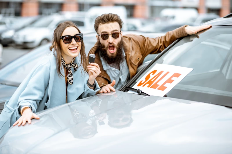 Pareja compra coche segunda mano